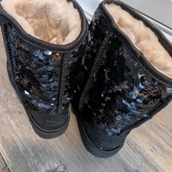 UGG, Black Classic Short Sequin, verified on style 11/18. Size 8 - Picture 4 of 6